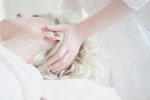 Découvrez la formation au massage crânien luan, pour offrir à votre clientèle une expérience qui allie tradition, expertise et innovation et pour répondre à la demande croissante de soins holistiques et profonds.