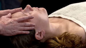 Le massage du visage libère les tensions, réactive la lumière et redonne vie à votre peau.