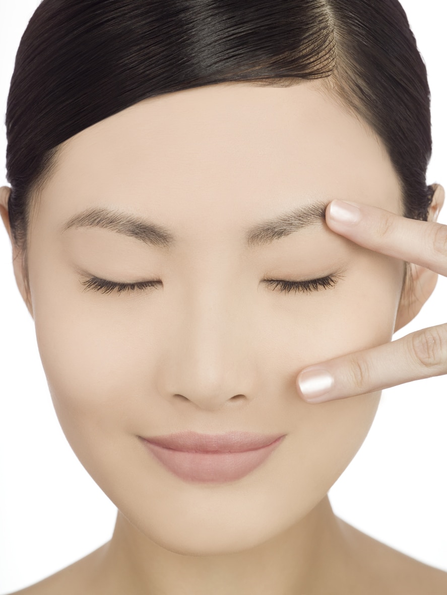 Prenez soin de votre visage grâce à l’automassage manuel du visage.