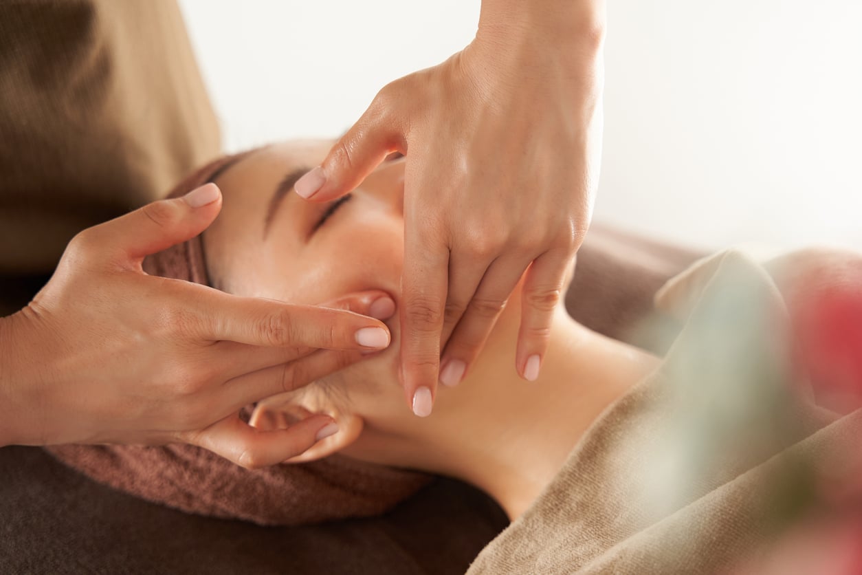 Découvrez le Stretching du visage, une formation experte dédiée aux professionnels de l’esthétique et du spa.
