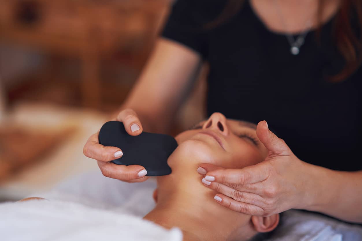 Redécouvrez le massage facial au gua sha, un soin ancestral au cœur des protocoles anti-âge modernes.